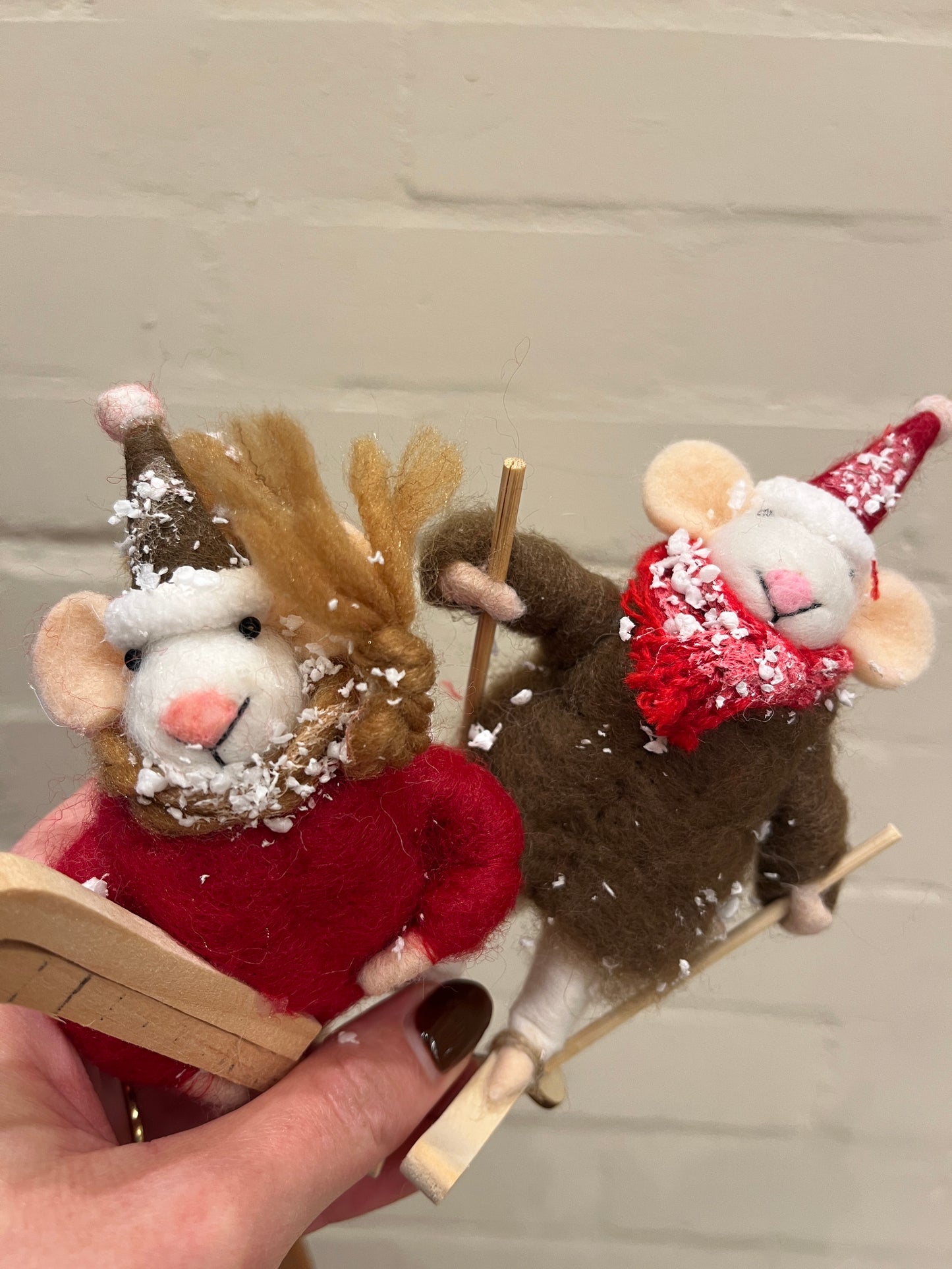 Skiing mice couple